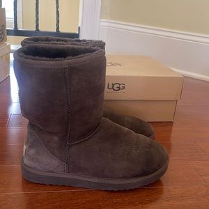 UGG Classic Short Boot in Chocolate